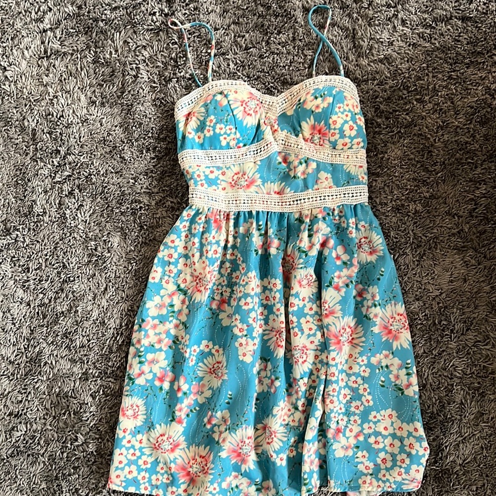 Adorable summer floral dress. Lined and padded bust area. Size S